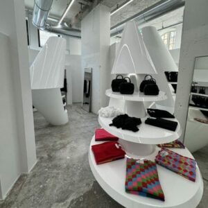 ドーバー・ストリート・マーケットの3氏、ザ・ファッション・アワーズでイザベラ・ブロウ・アワードを共同受賞へ - FashionNetwork 日本