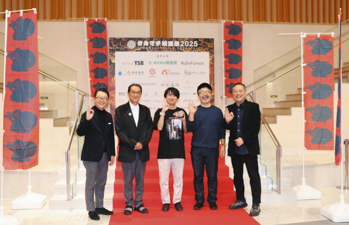 「短編ドラマ部門」のグランプリに輝いた門田樹さん（中）と滝田洋二郎監督（左から２人目）ら＝高岡市で
