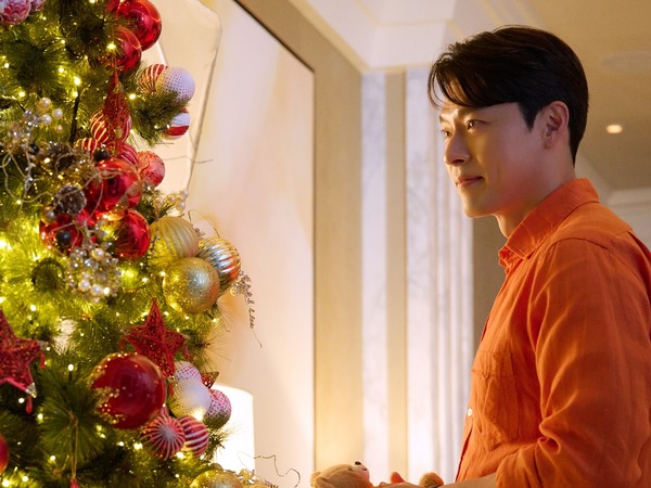 俳優ヒョンビン、お家でもこんな感じ？ツリーの前で“優しいパパの顔”【PHOTO】 | cinemacafe.net
