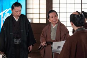 爆笑問題、大河ドラマでそろい踏み 「並んでるの面白過ぎ」「コンビで来た」と視聴者も注目 | ENCOUNT 大当開運(左=太田光)と観相家(田中裕二)【写真:(C)NHK】