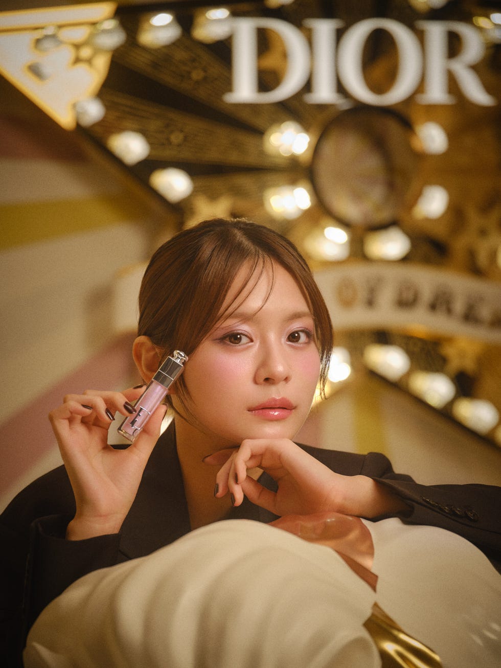 永瀬莉子が彩る、2つのホリデーリップ。“ディオール アディクト リップ マキシマイザー”新作で叶える、冬の表情