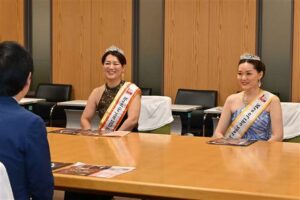 「ミセス・オブ・ザ・イヤー」日本大会へ意気込み 出場予定の２人が秋田市長を訪問 - 秋田魁新報電子版