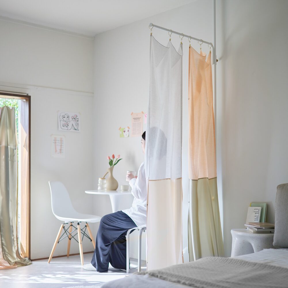 平安伸銅工業が提案、空間を仕切る新しいカーテン「One Fit Cloth」 | AXIS Web