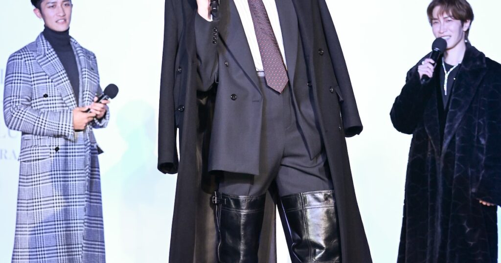 Snow Manラウールの本気ランウェイに渡辺翔太がツッコミ、岩本照が挙げた「一番イルミが似合うメンバー」は(イベントレポート) – 音楽ナタリー Snow Manラウールの本気ランウェイに渡辺翔太がツッコミ、岩本照が挙げた「一番イルミが似合うメンバー」は(イベントレポート) - 音楽ナタリー