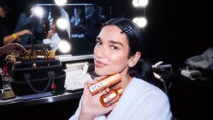 デュア・リパ×アウグスティヌス バーダー。「DUA」が叶える、日常を変える3ステップスキンケア | Vogue Japan デュア・リパ×アウグスティヌス バーダー。「DUA」が叶える、日常を変える3ステップスキンケア | Vogue Japan