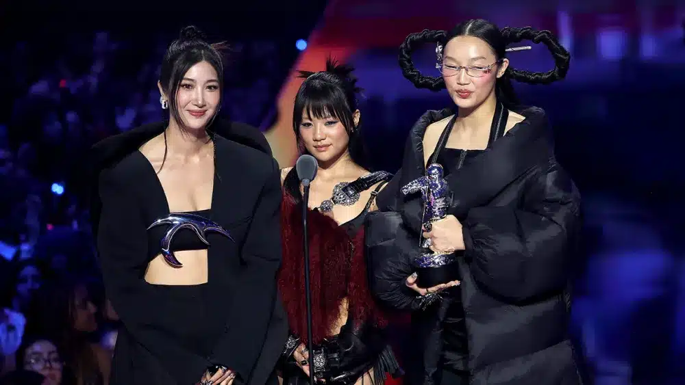 （左から）EJAE、レイ・アミ、オードリー・ヌナ、2025年のVMA（ビデオ・ミュージック・アワード）にて 写真：Manny Carabel/Getty Images for MTV