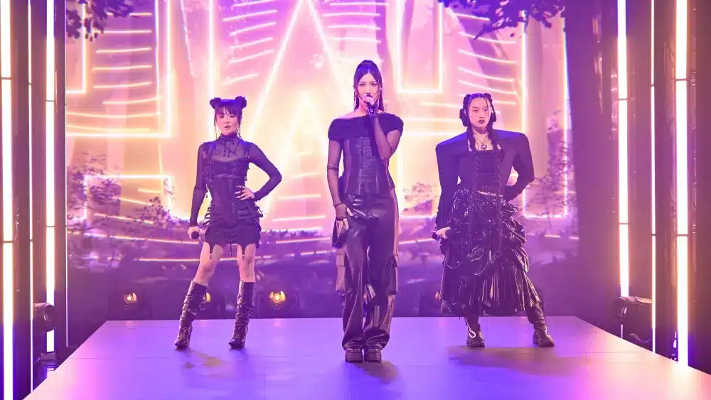 K-POP史上初!『デーモン・ハンターズ』の「Golden」がグラミー主要部門にノミネート – THR Japan (左から)レイ・アミ、EJAE、オードリー・ヌナ、米人気番組『ザ・トゥナイト・ショー』に登場し、パフォーマンスを披露した 写真:Todd Owyoung/NBC via Getty Images