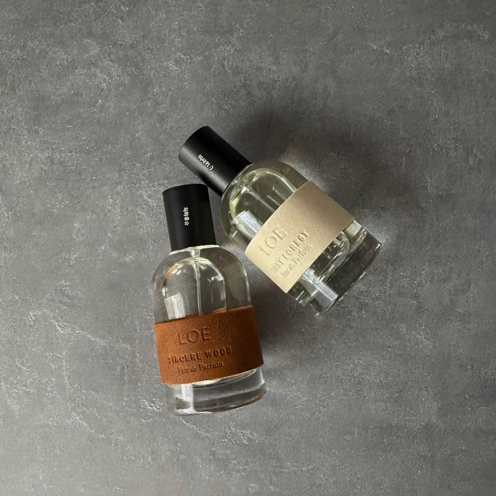 （左から）ユーカリやサイプレス、サンダルウッドやムスクが織りなす、新緑の中で深呼吸をしたときのような、クリーンかつ温もりのある香り。SNCERE WOOD 50ml 49000W。（BTS愛用の「WHITE...