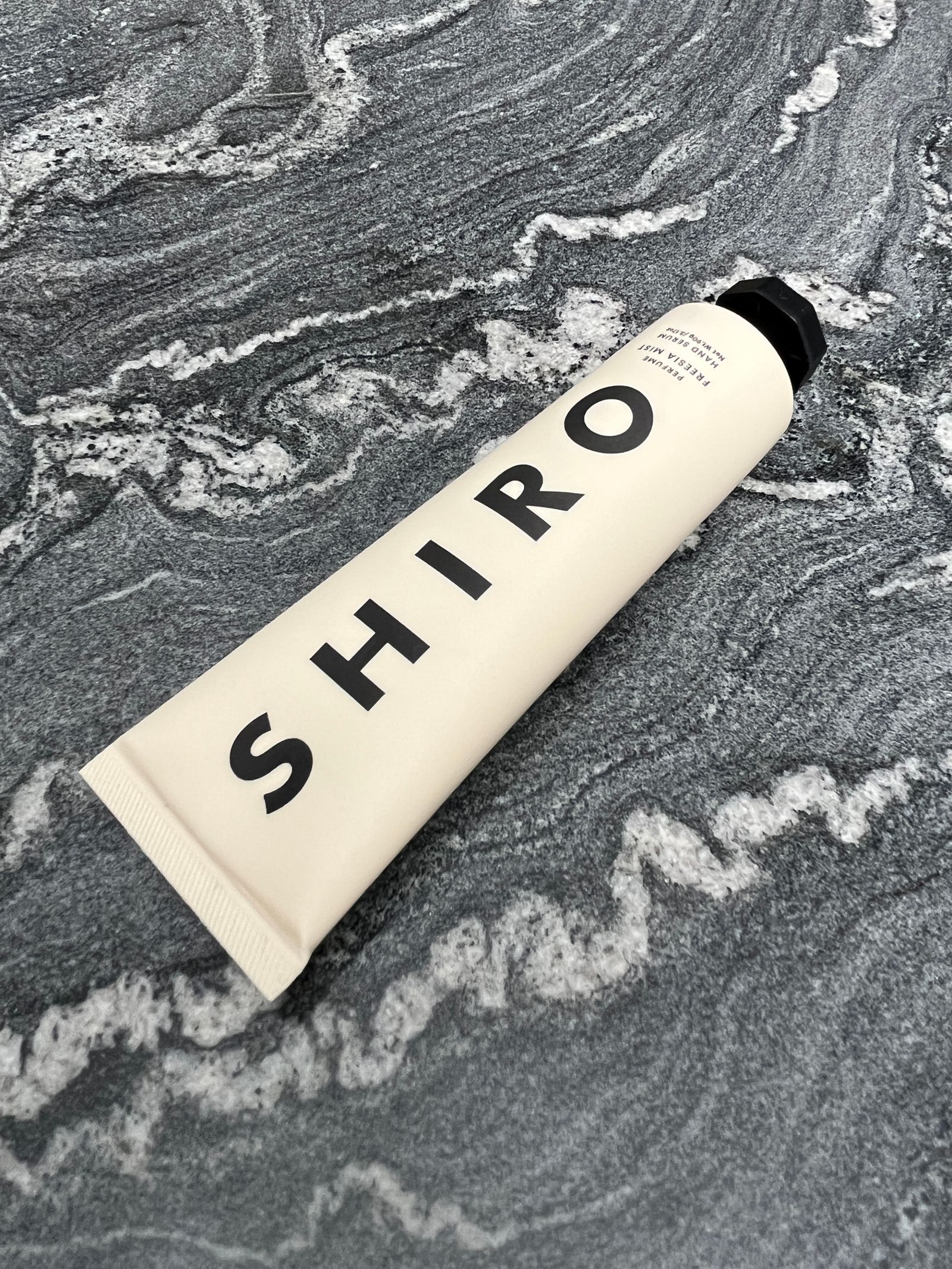 MEOVVの5人が来日。今の気分を映した愛用グッズを公開【セレブの愛用バッグと必需品】