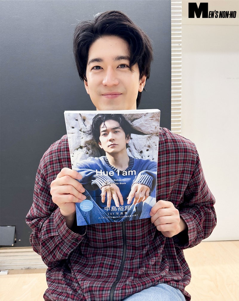 出来立てほやほやの写真集を、うれしそうに抱きしめる裕翔さん