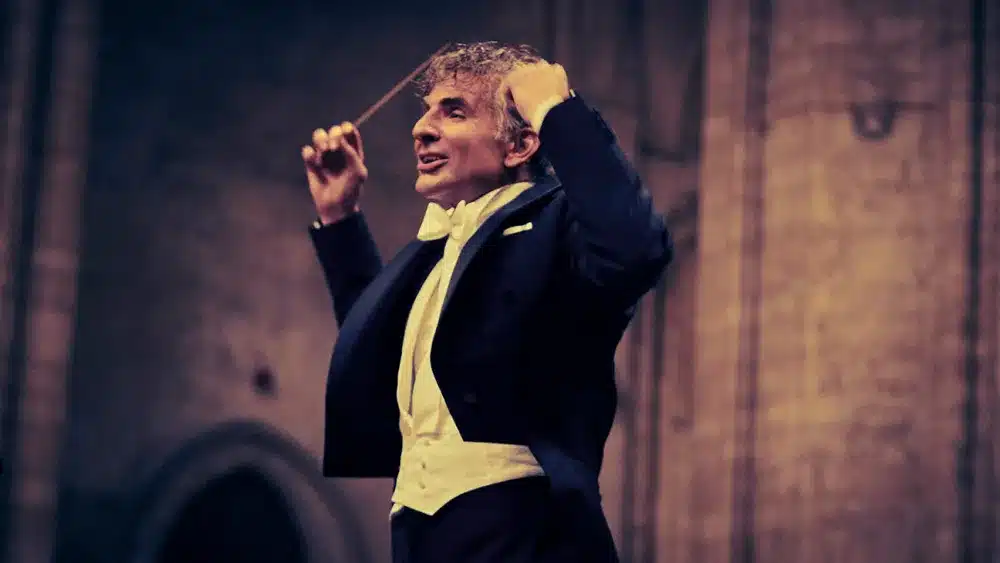 レナード・バーンスタイン役のブラッドリー・クーパー、『マエストロ：その音楽と愛と』（2023年）より 写真：Jason McDonald/Netflix