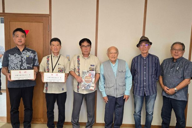 戦後史から基地問題知って　嘉手納爆音原告団　沖縄市に書籍１２０冊