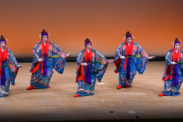 那覇で琉球古典芸能祭２日目　舞と歌に拍手響く　琉球新報ホール