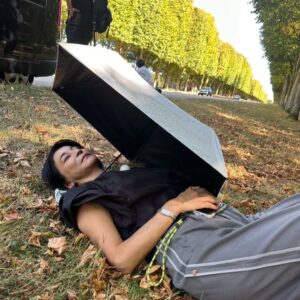 バイオリニストの高嶋ちさ子「軽い熱中症inヴェルサイユ」と投稿。並木道で横たわる姿にファン心配の声 | 話題の投稿 | スポーツブル (スポブル)