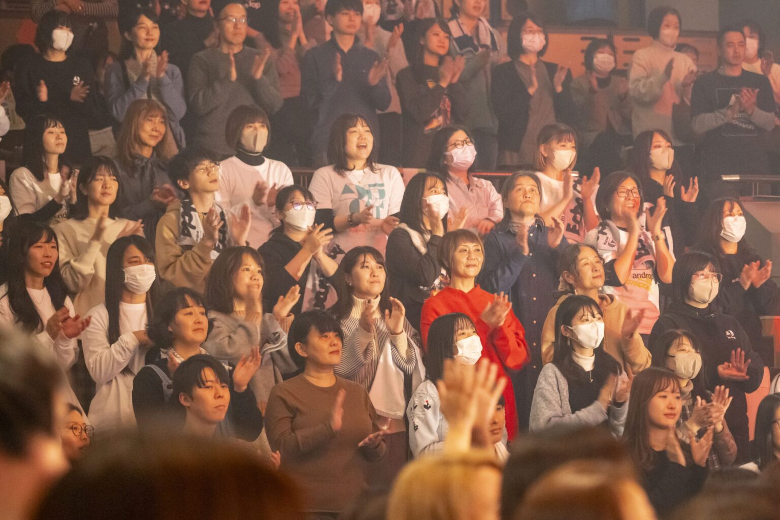 楽曲に聴き入り、拍手を送る観客