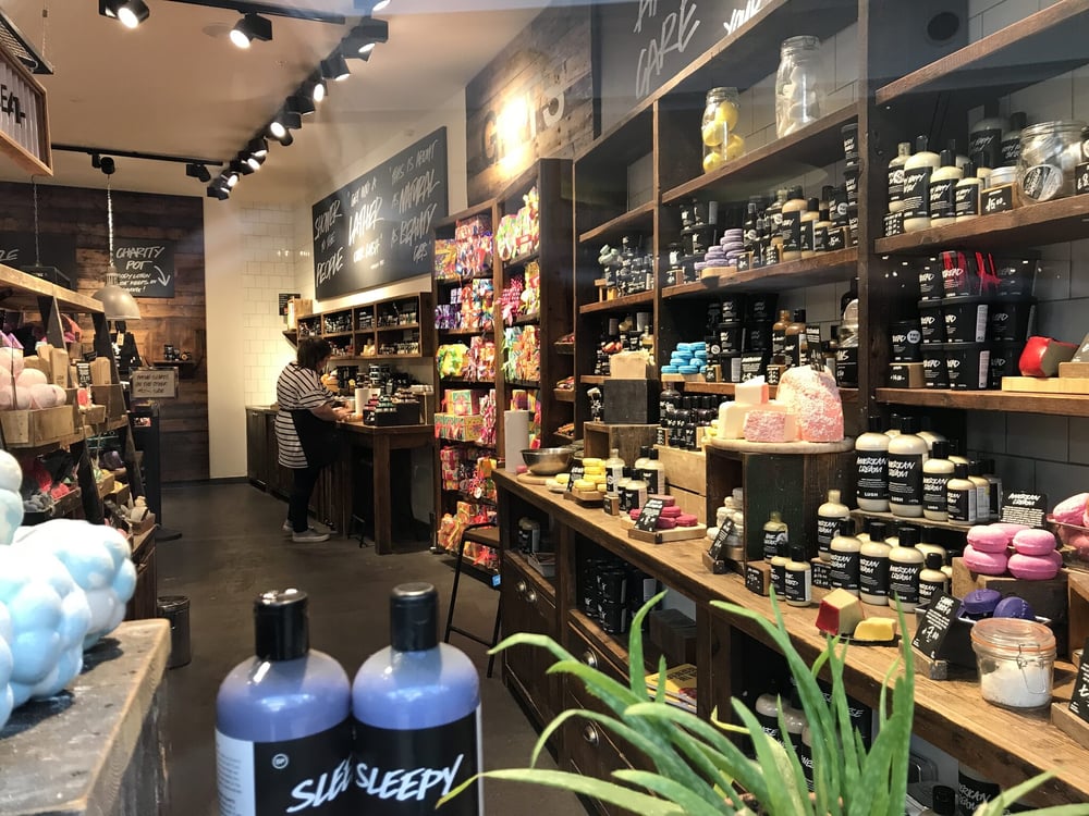 英国のLush店舗の店内