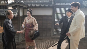 11/19(水)の「ばけばけ」クビの危機を乗り越えたトキ（髙石あかり）。しかし、仕事中のヘブン（トミー・バストウ）を怒らせてしまい再びクビの危機に!?の画像