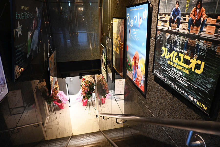 地下に降りていくと「Theater Aimyou」の入り口が...