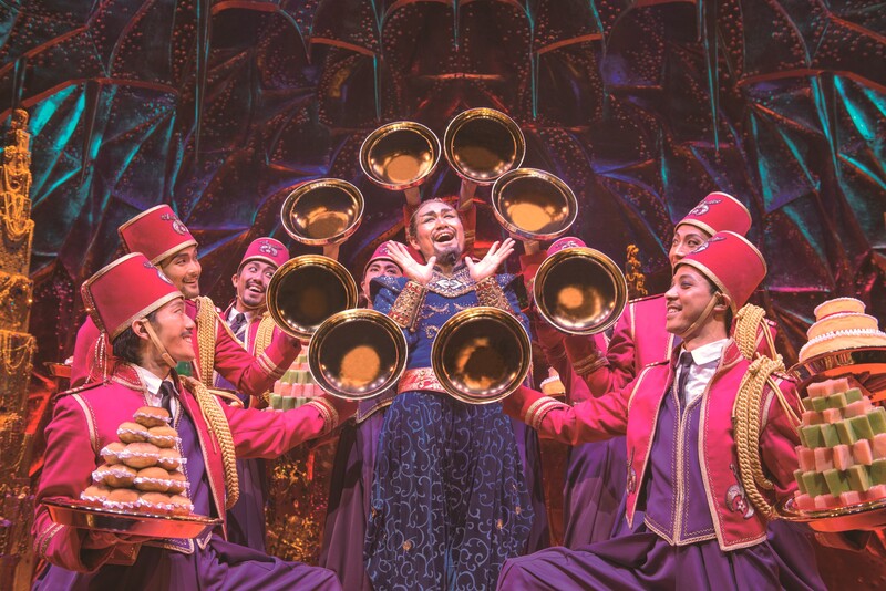 《独占インタビュー》劇団四季『アラジン』“ジーニー役10年”の俳優だから語れる真の魔法と「幕前3センチ」のワクワク【ディズニーミュージカル30周年記念】 (1/1)| 女性セブンプラス