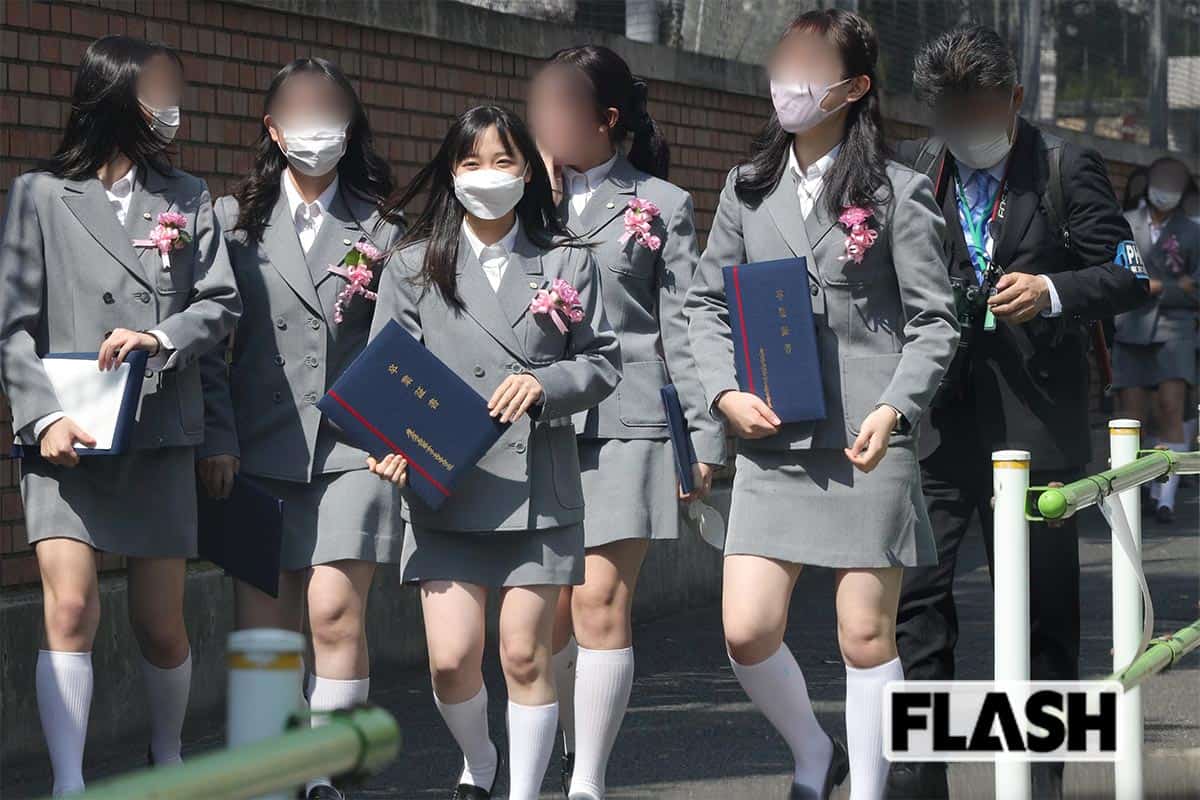 一般の女子高生と変わらない笑顔を浮かべ歩く愛菜ちゃん。しかし、たたずまいは凛としており、スターのオーラをまとっていた