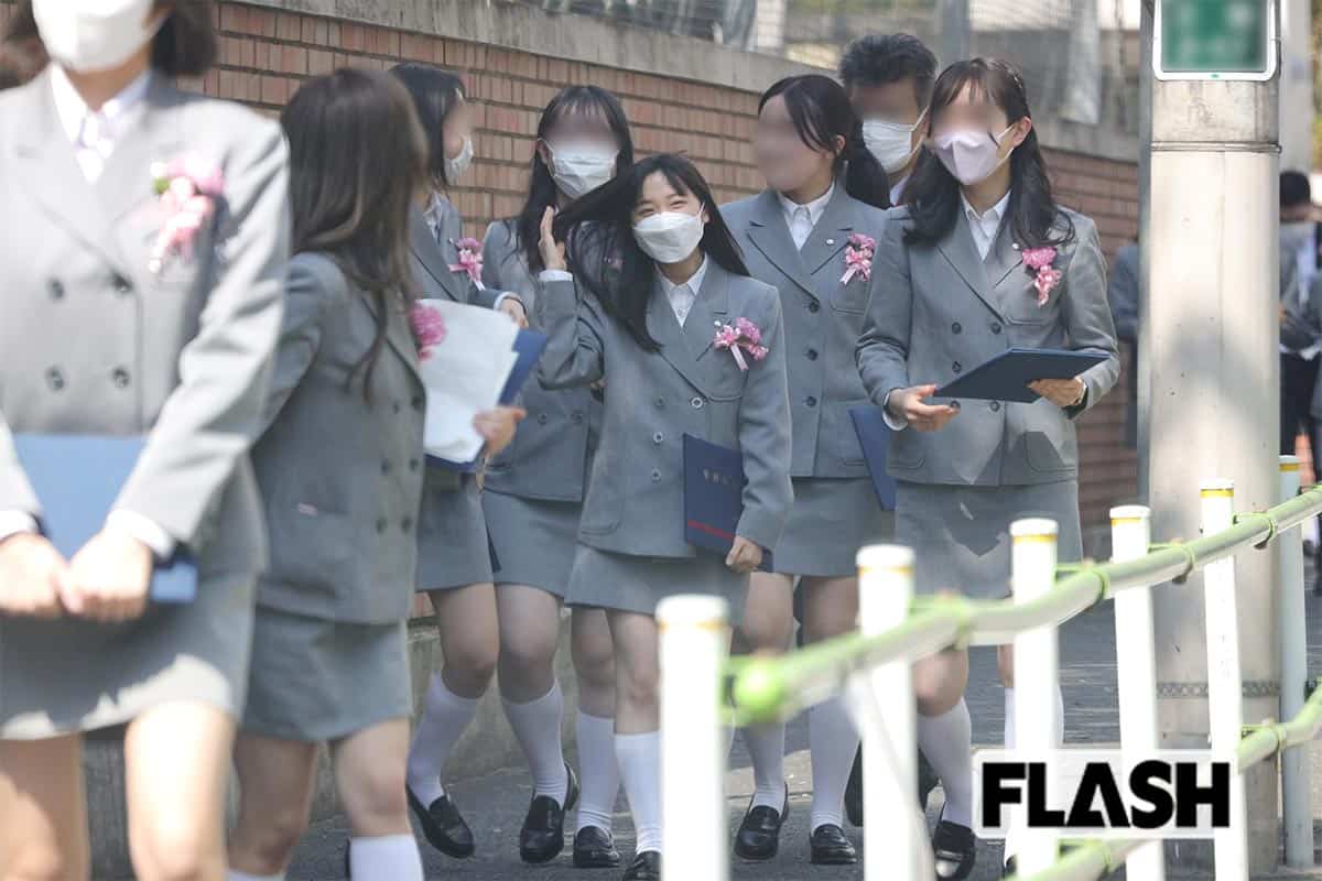 芦田愛菜、卒業式で大はしゃぎ…慶應大OGは「キャスターも向いている」とエール【画像あり】