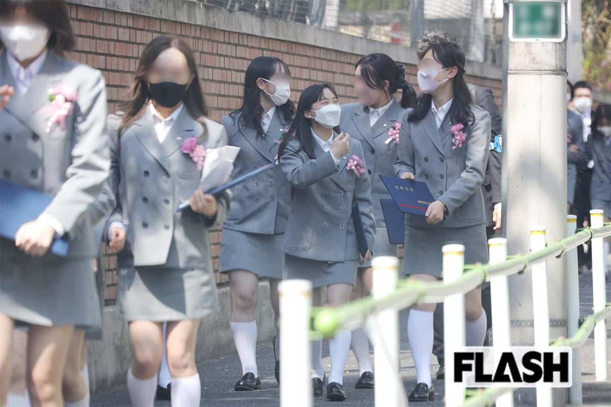 芦田愛菜、卒業式で大はしゃぎ…慶應大OGは「キャスターも向いている」とエール【画像あり】