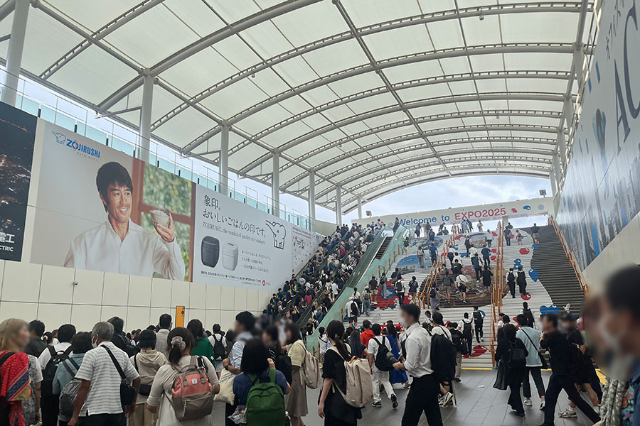 『大阪・関西万博』へ向かう人で混雑する「夢洲駅」の様子（9月5日・10時頃／Lmaga.jp撮影）