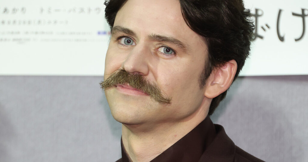 『ばけばけ』ヘブン役のトミー・バストウ ‘22年にカナダで日本語を教わった“50代女性芸能人” | 女性自身 『ばけばけ』ヘブン役のトミー・バストウ ‘22年にカナダで日本語を教わった“50代女性芸能人” | 女性自身