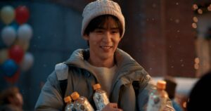 目黒蓮がMrs. GREEN APPLEに差し入れ、「午後の紅茶」新テレビCMで初共演（動画あり / コメントあり）