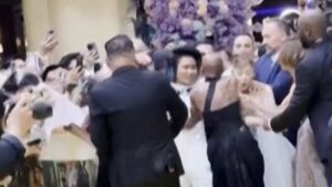 アリアナ・グランデ、警備突破したファンに襲われる シンシア・エリボがとっさに助け – CNN.co.jp アリアナ・グランデ、警備突破したファンに襲われる シンシア・エリボがとっさに助け - CNN.co.jp