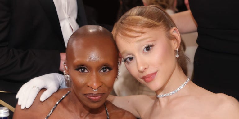 アリアナ・グランデ、映画プレミアで男に抱き付かれる シンシア・エリヴォが誰よりも先に救助 - ELLEgirl