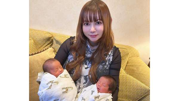 中川翔子 生後1ヵ月双子の“毛量比較ショット”公開！フサフサヘアやベッカムヘアなどそれぞれの個性あふれる姿に「愛おしくて涙でます！」 - au Webポータル