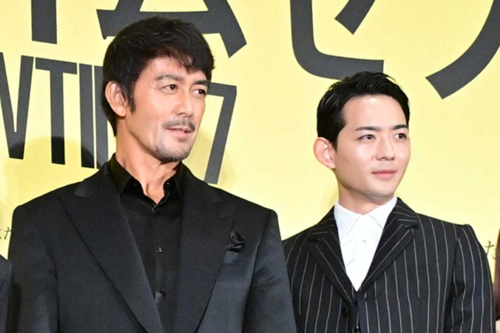 阿部寛、実は炭酸好き「ここ10年くらい」 竜星涼にバラされ「あんまり言えないからね(笑)」 | ENCOUNT 舞台あいさつに登壇した阿部寛(左)と竜星涼【写真:ENCOUNT編集部】