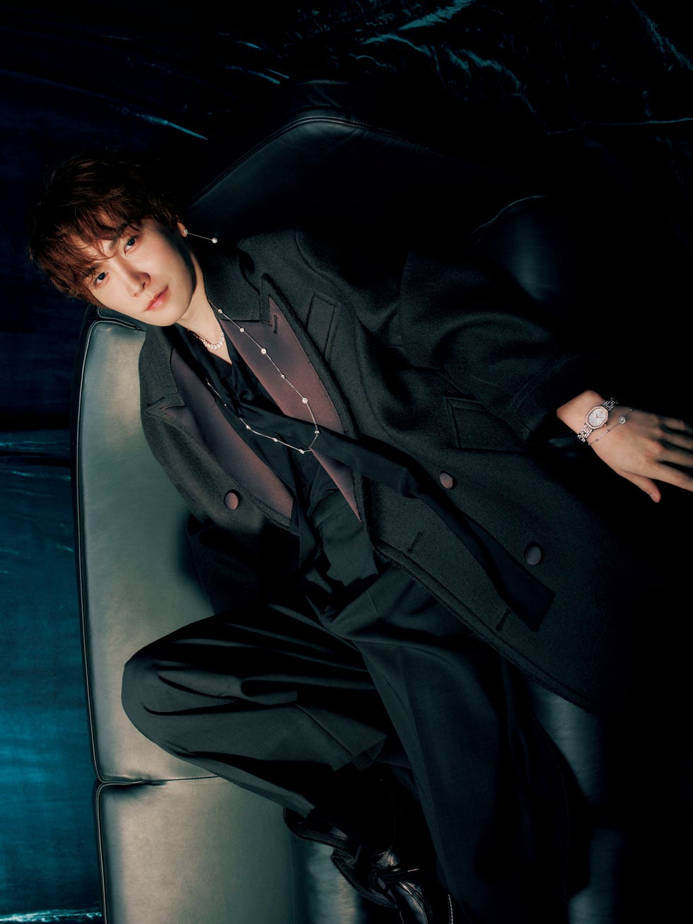 渡辺翔太、「スワロフスキー」とシックな輝きを放って