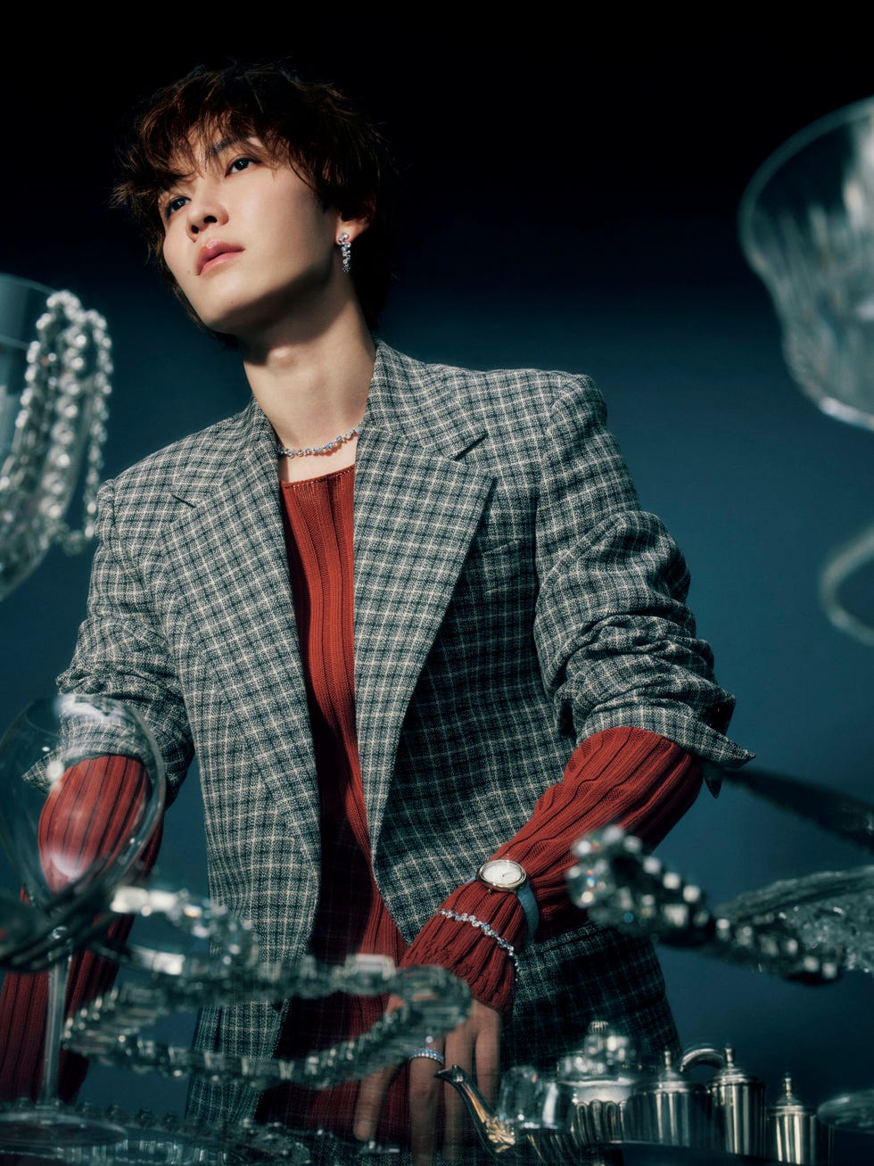 渡辺翔太、「スワロフスキー」とシックな輝きを放って