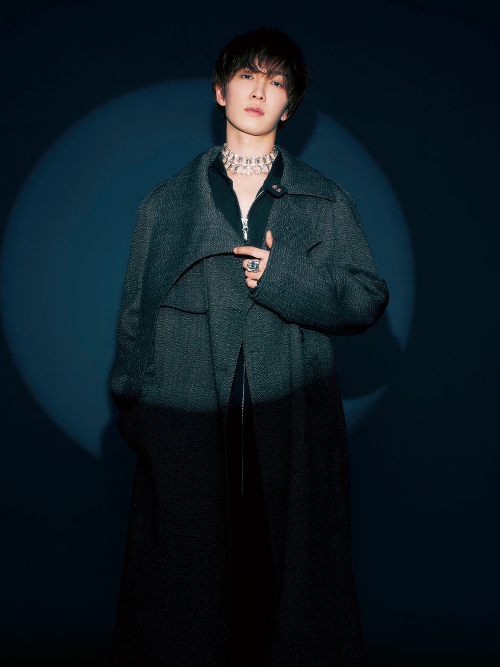 渡辺翔太、「スワロフスキー」とシックな輝きを放って