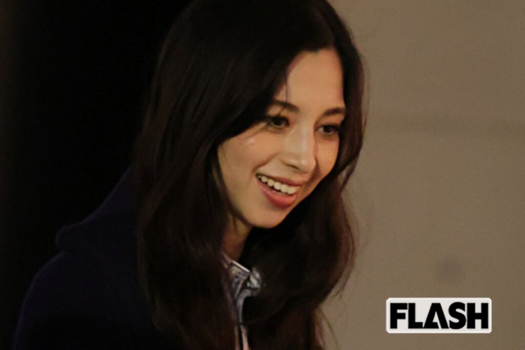 中条あやみ『じゃあつく』胸元ぎりぎり赤ドレスを公開「ホントお姫様」ファンも歓喜