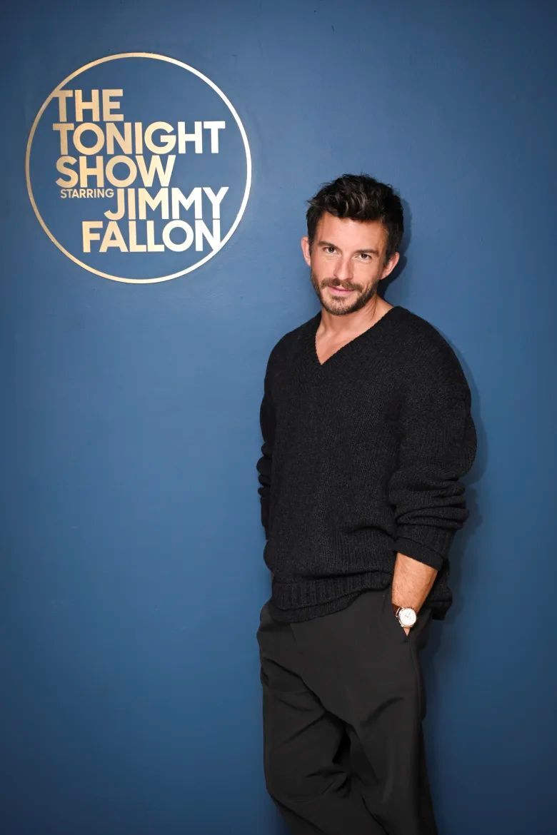 番組の舞台裏でポーズを取るベイリー/Todd Owyoung/NBC/Getty Images