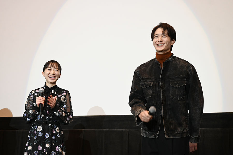 関西弁で挨拶し、細田監督にプレッシャーを与える芦田愛菜と岡田将生（11月16日・大阪市内）