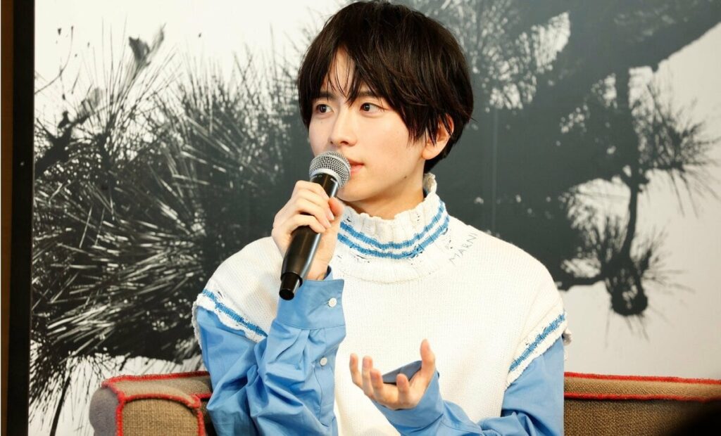 Studio+きょう〉 | AERA with Kids+ 絵本作家デビューの俳優、板垣李光人に聞く子ども時代 大好きで「よく読んでいた」という作品は? | AERA with Kids+