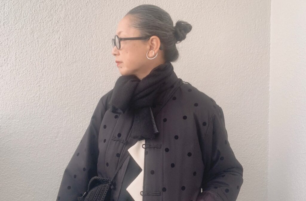 薄手で暖かい「チャイナカラーのジャケット」が冬のお気に入り！【岡本敬子さん60代ファッション】 | 服飾ディレクター岡本敬子さん提案「好きな服を自由に着る！」 | mi-mollet（ミモレ）