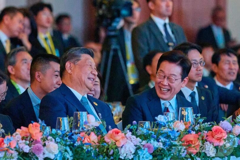 APEC首脳会議夕食会で歓談するイ・ジェミョン大統領と習近平主席=大統領室提供(c)news1