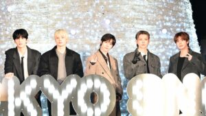 TOMORROW X TOGETHER 冬らしい“まるで王子様”なコーデで東京ドームシティ点灯式に登場!高さ約15mの巨大ツリーに「雪みたいでとてもきれい」と感動する場面も | めざましmedia TOMORROW X TOGETHER 冬らしい“まるで王子様”なコーデで東京ドームシティ点灯式に登場!高さ約15mの巨大ツリーに「雪みたいでとてもきれい」と感動する場面も | めざましmedia