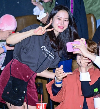 ツヤツヤの黒髪をバッサリ惜しみなくカット...43歳の韓国女優が大胆イメチェン!【ソン・イェジンとソン・ヘギョ】_img0