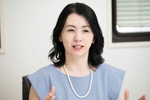 [写真](16ページ目)ピューッと顔から出血、「くちびるが3倍」に膨れ上がっただけじゃない…《30針を縫う大ケガ》女優・小島可奈子（50）はなぜ「犬に噛まれた」？ - 文春オンライン