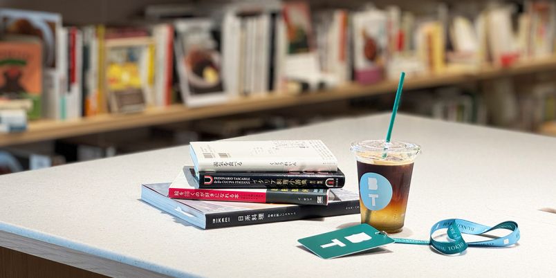 滞在型書店「BUNKITSU TOKYO」で、10万冊の本に囲まれて過ごす至福のひととき｜るるぶ&more.