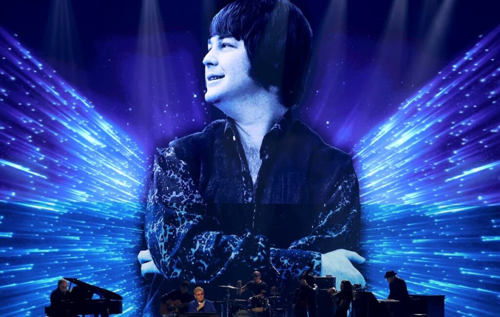 エルトン・ジョン、ロックの殿堂入り式典でブライアン・ウィルソンへの追悼パフォーマンスを披露 – NME Japan エルトン・ジョン、ロックの殿堂入り式典でブライアン・ウィルソンへの追悼パフォーマンスを披露 - NME Japan