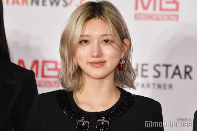 IVEガウル、美デコルテ映えるコルセット姿 シルバー衣装ショットに「女神降臨」「圧巻のスタイル」と絶賛の声