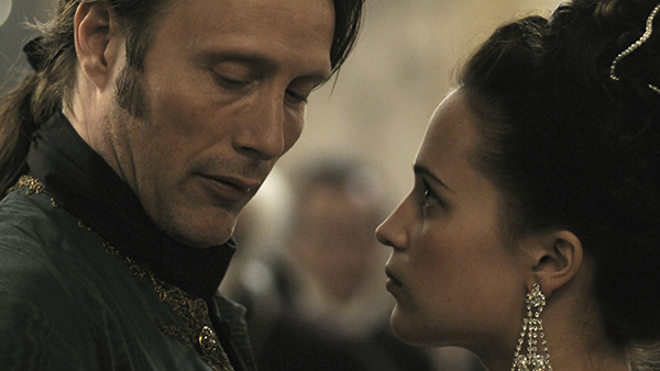 映画『ロイヤル・アフェア 愛と欲望の王宮』マッツ・ミケルセン／アリシア・ヴィキャンデル