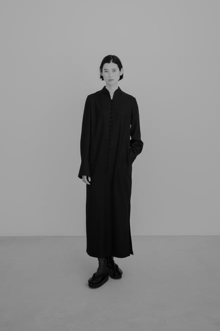 Mame Kurogouchi Basicsの2025年秋冬のルック画像